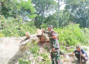 Babinsa Koramil 2301/Cilegon Sigap Karbak Bersama Warga, Bersihkan Drainase dan Pangkas Pohon Tumbang