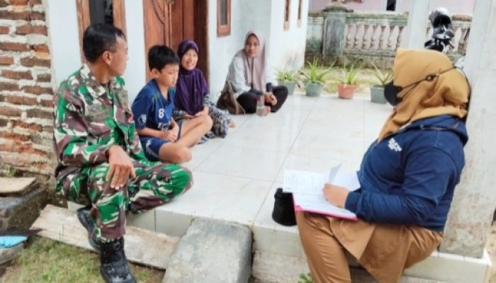 Babinsa Koramil 2302/Bojonegara Perkuat Komsos, Bahas Keamanan dan Gotong Royong Bersama Warga