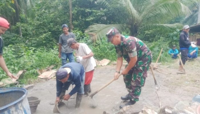 Babinsa Koramil 2306/Mancak Bersama Warga Gotong Royong Bangun Drainase dan Cor Jalan di Mancak