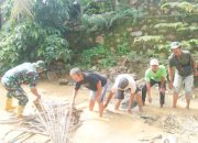 Babinsa Koramil 2302/Bojonegara Turun Tangan Bersihkan Sampah dan Sungai, Wujud Kepedulian Lingkungan