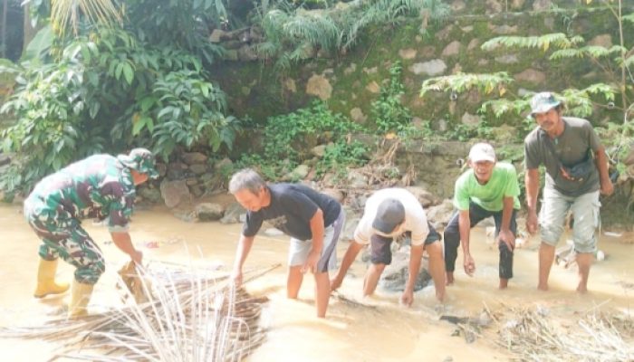 Babinsa Koramil 2302/Bojonegara Turun Tangan Bersihkan Sampah dan Sungai, Wujud Kepedulian Lingkungan