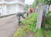 Babinsa Koramil 2307/Ciwandan Kompak Gotong Royong Renovasi Rumah dan Bersihkan Lingkungan di Cilegon
