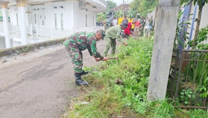 Babinsa Koramil 2307/Ciwandan Kompak Gotong Royong Renovasi Rumah dan Bersihkan Lingkungan di Cilegon