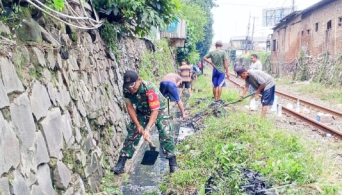 Babinsa Koramil 2303/Pulomerak Bersama Warga Bangun Fasilitas Karang Taruna dan Bersihkan Lingkungan