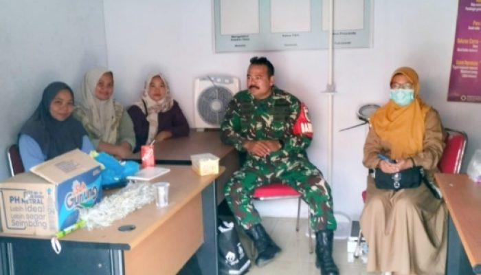 Babinsa Koramil 2302/Bojonegara Perkuat Keamanan dan Gotong Royong Lewat Komsos