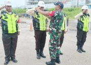 Babinsa Koramil 2303/Pulomerak Latih Satpam Tangani Pencuri dan Perkuat Disiplin PBB