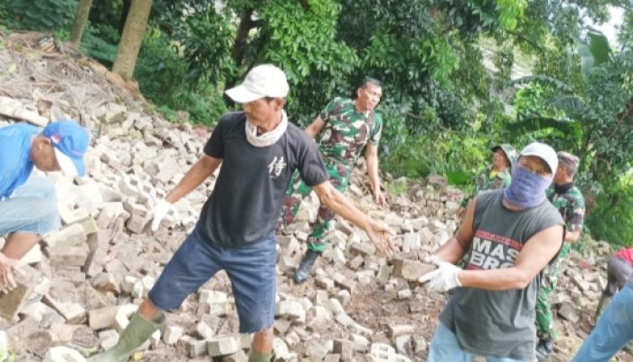 Babinsa Koramil 2301/Cilegon Bersama Warga Bersihkan Sungai dan Perbaiki Drainase di Jombang
