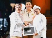 Sekjen Sugiono Resmi Berikan KTA untuk Bupati Sumedang Dony Ahmad yang Gabung Gerindra