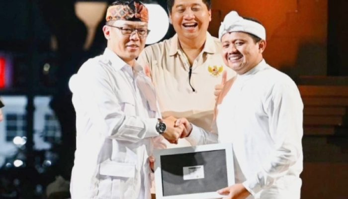 Sekjen Sugiono Resmi Berikan KTA untuk Bupati Sumedang Dony Ahmad yang Gabung Gerindra