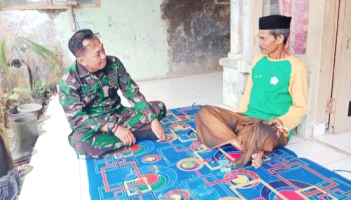 Babinsa Koramil 2306/Mancak Intensifkan Komsos, Bahas Kenakalan Remaja dan Gotong Royong Warga