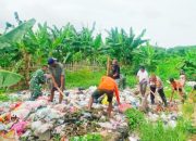 Babinsa Koramil 2302/Bojonegara Turun Tangan Bersihkan Sungai dan Sampah Warga
