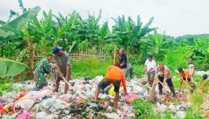 Babinsa Koramil 2302/Bojonegara Turun Tangan Bersihkan Sungai dan Sampah Warga