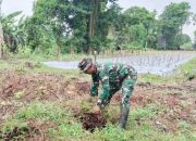 Babinsa Koramil 2305/Cinangka Giat Karbak, Bersihkan Kebun dan Lingkungan Warga
