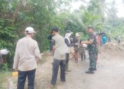 Babinsa Koramil 2306/Mancak Kompak Bersama Warga, Drainase dan Pengecoran Bangunan Dikebut di Mancak