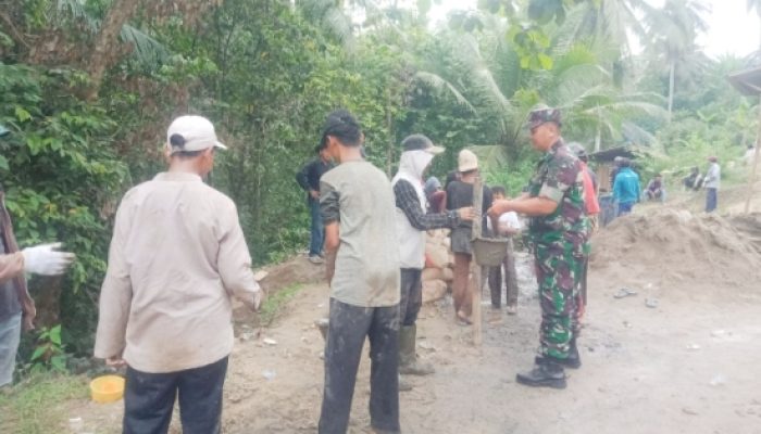 Babinsa Koramil 2306/Mancak Kompak Bersama Warga, Drainase dan Pengecoran Bangunan Dikebut di Mancak