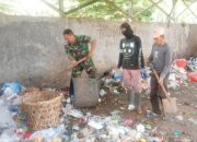 Babinsa Koramil 2303/Pulomerak Bersihkan TPS dan Sampah Plastik, Wujud Nyata Peduli Lingkungan di Pulomerak