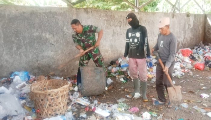 Babinsa Koramil 2303/Pulomerak Bersihkan TPS dan Sampah Plastik, Wujud Nyata Peduli Lingkungan di Pulomerak
