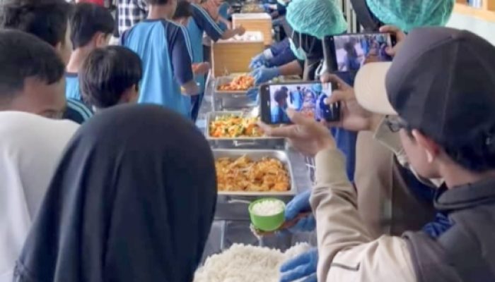 Ciptakan Kebersamaan di Sekolah, MBG Digelar Prasmanan di Sukabumi: Siswa Gembira