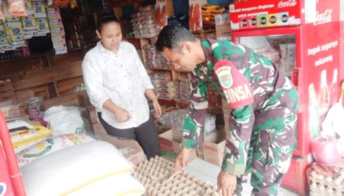 Babinsa Koramil 2302/Bojonegara Gencarkan Puanter, Fogging hingga Pantau Sembako di Wilayah Binaan