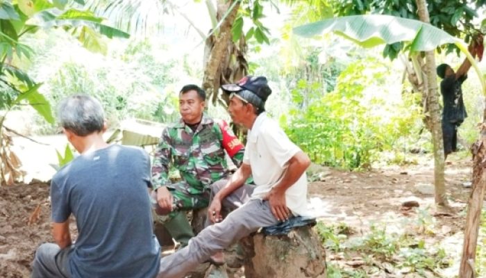 Babinsa Koramil 2305/Cinangka Intensifkan Komsos, Bahas Jembatan Sekolah dan Keamanan Lingkungan