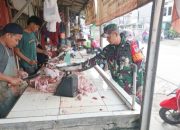 Babinsa Pulomerak Turun Langsung Cek Harga Daging Ayam dan Data Kependudukan Jelang Ramadan