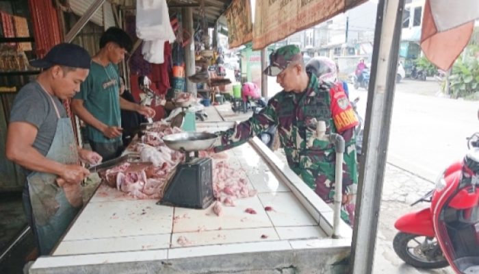 Babinsa Pulomerak Turun Langsung Cek Harga Daging Ayam dan Data Kependudukan Jelang Ramadan