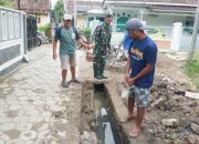 Babinsa Cilegon Sigap Atasi Dampak Hujan, Normalisasi Drainase dan Bersihkan Jalan Bersama Warga