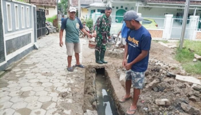 Babinsa Cilegon Sigap Atasi Dampak Hujan, Normalisasi Drainase dan Bersihkan Jalan Bersama Warga
