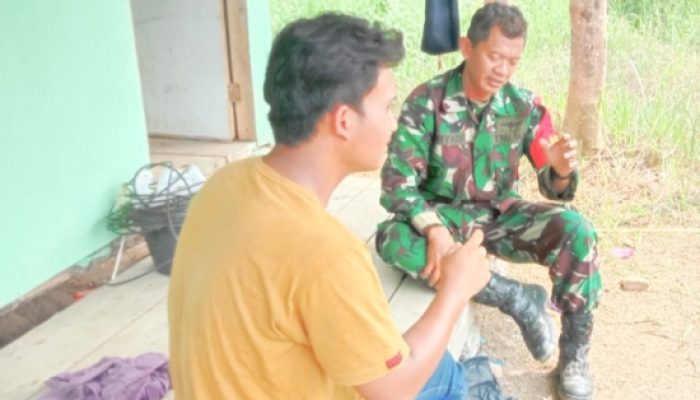 Babinsa Mancak Gencarkan Komsos Bahas Ketahanan Pangan Bersama Warga