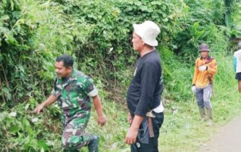 Babinsa Cinangka Aktif Karbak, Bersihkan Jalan hingga Bantu Pembangunan Rumah Warga