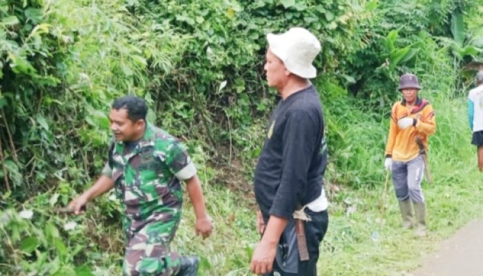 Babinsa Cinangka Aktif Karbak, Bersihkan Jalan hingga Bantu Pembangunan Rumah Warga