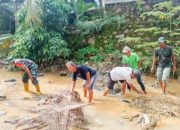 Babinsa Koramil 2302/Bojonegara Gencarkan Karya Bakti, Bersihkan Sungai dan Bantu Pembuatan Pondasi Warga