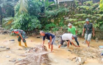 Babinsa Koramil 2302/Bojonegara Gencarkan Karya Bakti, Bersihkan Sungai dan Bantu Pembuatan Pondasi Warga