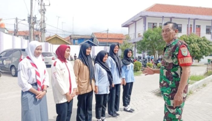 Babinsa Koramil 2301/Cilegon Tanamkan Wawasan Kebangsaan kepada Pelajar SMK YP 17