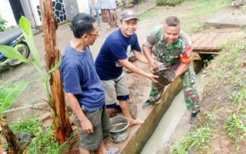 Babinsa Koramil 2306/Mancak Kompak Bersama Warga Bangun TPT dan Perbaiki Saluran Air