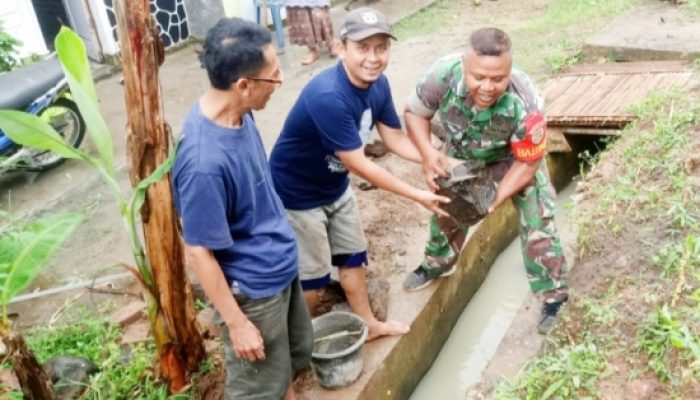 Babinsa Koramil 2306/Mancak Kompak Bersama Warga Bangun TPT dan Perbaiki Saluran Air
