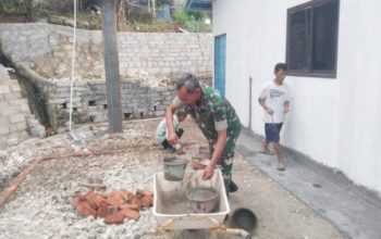 Babinsa Koramil 2307/Ciwandan Kompak Gotong Royong, Bantu Pembangunan Rumah Warga di Dua Kelurahan