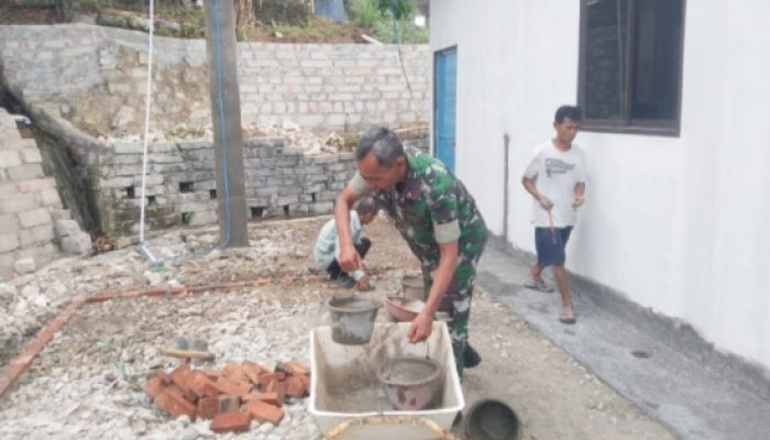 Babinsa Koramil 2307/Ciwandan Kompak Gotong Royong, Bantu Pembangunan Rumah Warga di Dua Kelurahan
