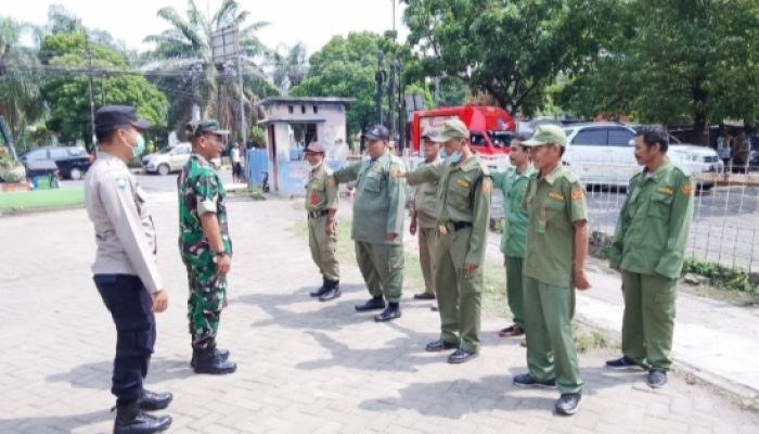 Babinsa Koramil 2303/Pulomerak Tingkatkan Disiplin Pelajar dan Perkuat Linmas di Purwakarta