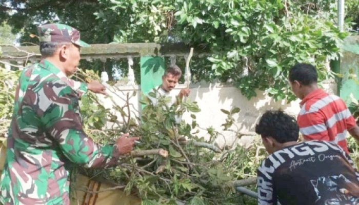 Babinsa Koramil 2301/Cilegon Gotong Royong Bersihkan Pohon Tumbang dan Benahi Drainase di Jombang