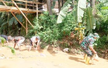 Babinsa Koramil 2302/Bojonegara Gotong Royong Bersihkan Sungai dan Sampah Warga