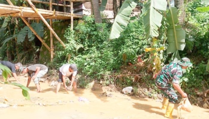 Babinsa Koramil 2302/Bojonegara Gotong Royong Bersihkan Sungai dan Sampah Warga