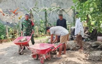 Babinsa Koramil 2305/Cinangka Gotong Royong Bangun Jembatan Gantung dan Cor Got Air Bersama Warga