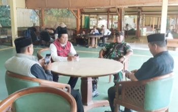 Babinsa Koramil 2306/Mancak Intensifkan Komsos, Bahas Bantuan Pemerintah dan Hikmah Puasa Bersama Warga