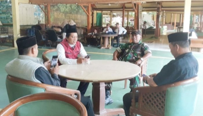 Babinsa Koramil 2306/Mancak Intensifkan Komsos, Bahas Bantuan Pemerintah dan Hikmah Puasa Bersama Warga