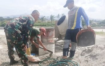 Babinsa Koramil 2306/Mancak Kompak Bersama Warga, Bangun Rumah dan Masjid di Mancak