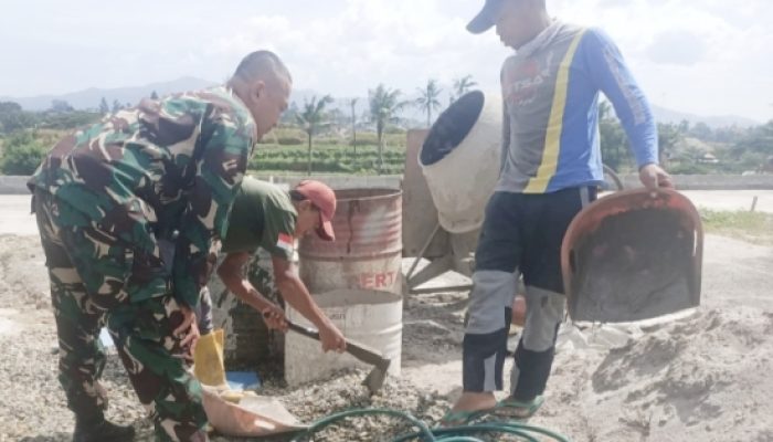 Babinsa Koramil 2306/Mancak Kompak Bersama Warga, Bangun Rumah dan Masjid di Mancak