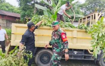 Babinsa Koramil 2307/Ciwandan Kompak Bersama Warga Bersihkan Sungai dan Saluran Air di Cilegon