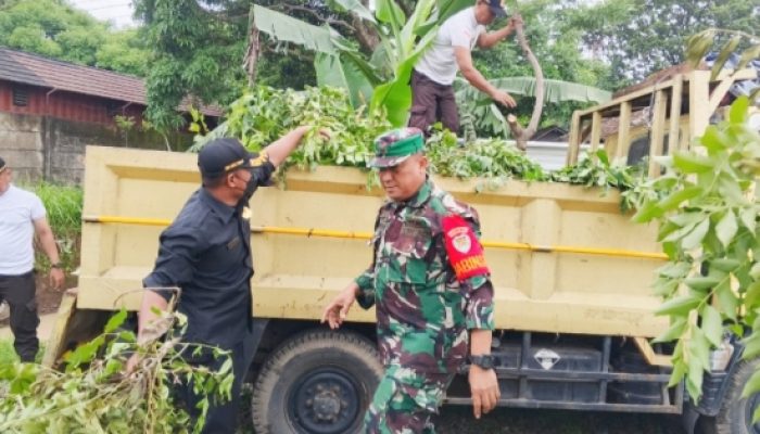 Babinsa Koramil 2307/Ciwandan Kompak Bersama Warga Bersihkan Sungai dan Saluran Air di Cilegon