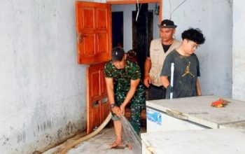 Babinsa Koramil 2301/Cilegon Bergerak Cepat Normalisasi Drainase dan Bersihkan Jalan Usai Hujan Deras